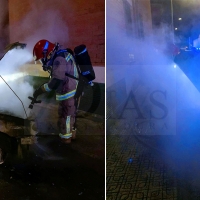 Los Bomberos sofocan un incendio en un coche de madrugada en Badajoz