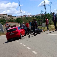 Accidente de tráfico entre un coche y una moto cercano a Coria