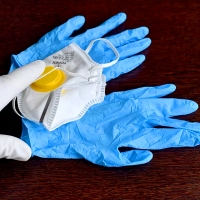 Los especialistas desaconsejan el uso generalizado de guantes