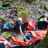 Rescatan a una persona tras caer 50 metros por un barranco