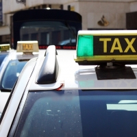 El ayuntamiento de Cáceres reparte 800 mascarillas entre los taxistas