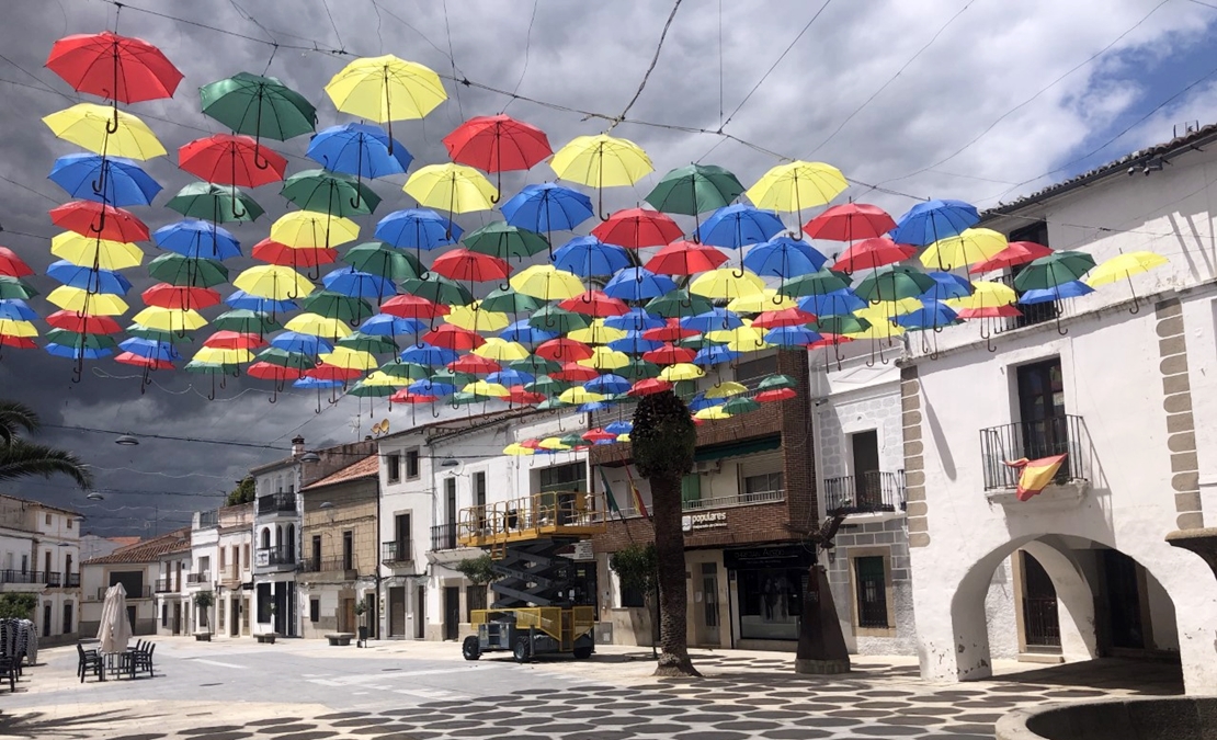 Los paraguas de Malpartida de Cáceres dan color a los días grises vivido por el covid