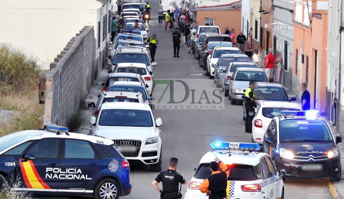 10 coches de policía acuden a una discusión de pareja en Las Cañadas (Badajoz)