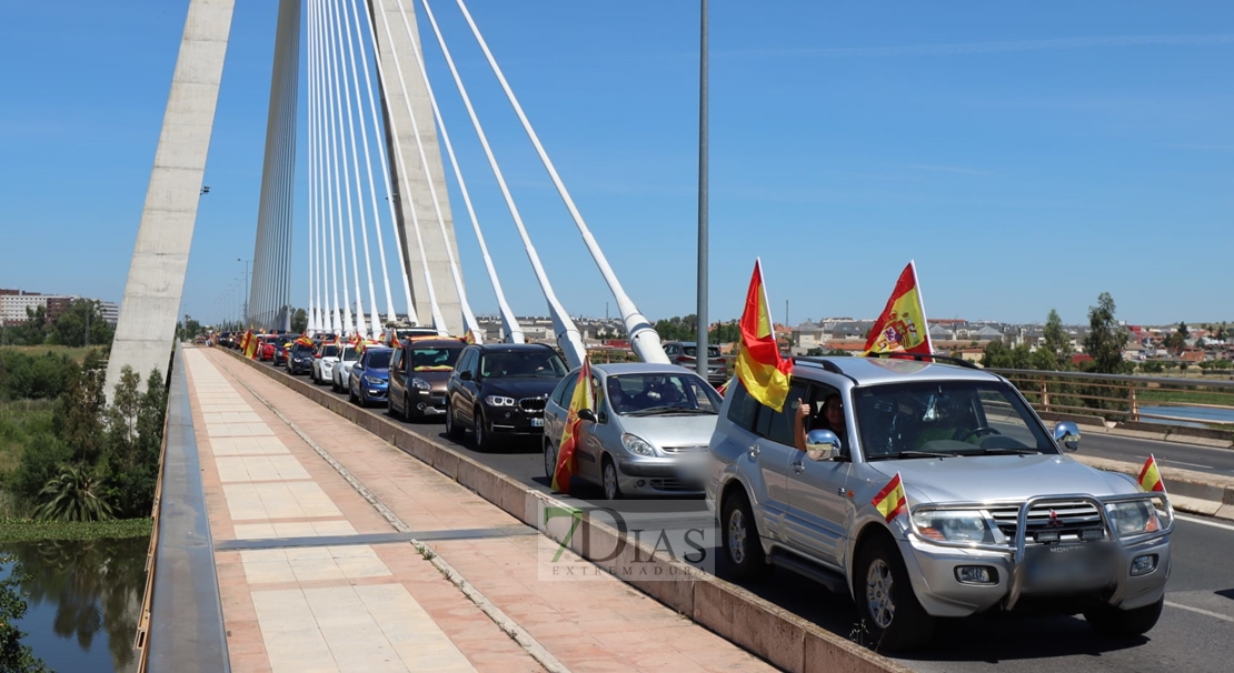 Cientos de pacenses invaden las calles de Badajoz para exigir la dimisión de Sánchez