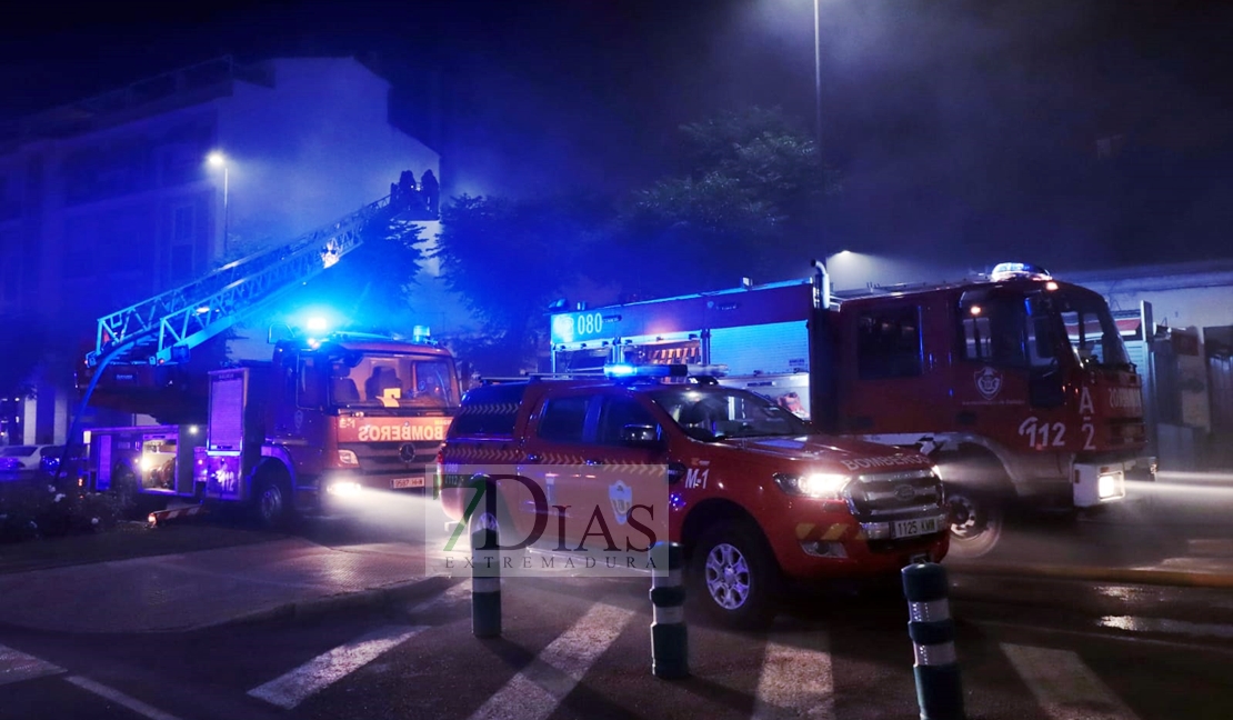 Imágenes del grave incendio que ha calcinado la ferretería Pepe en Badajoz