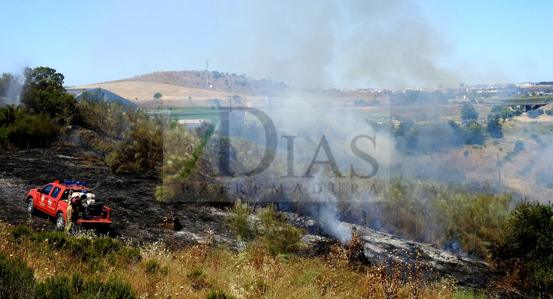 GALERÍA - Los Bomberos intervienen en un incendio que se propagaba en El Cerro Gordo (Badajoz)