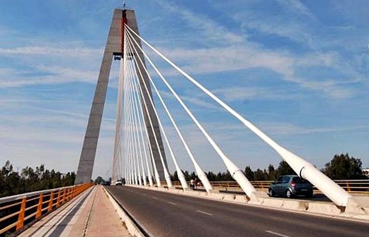 La Policía Nacional evita que un ciudadano se arroje desde el Puente Real