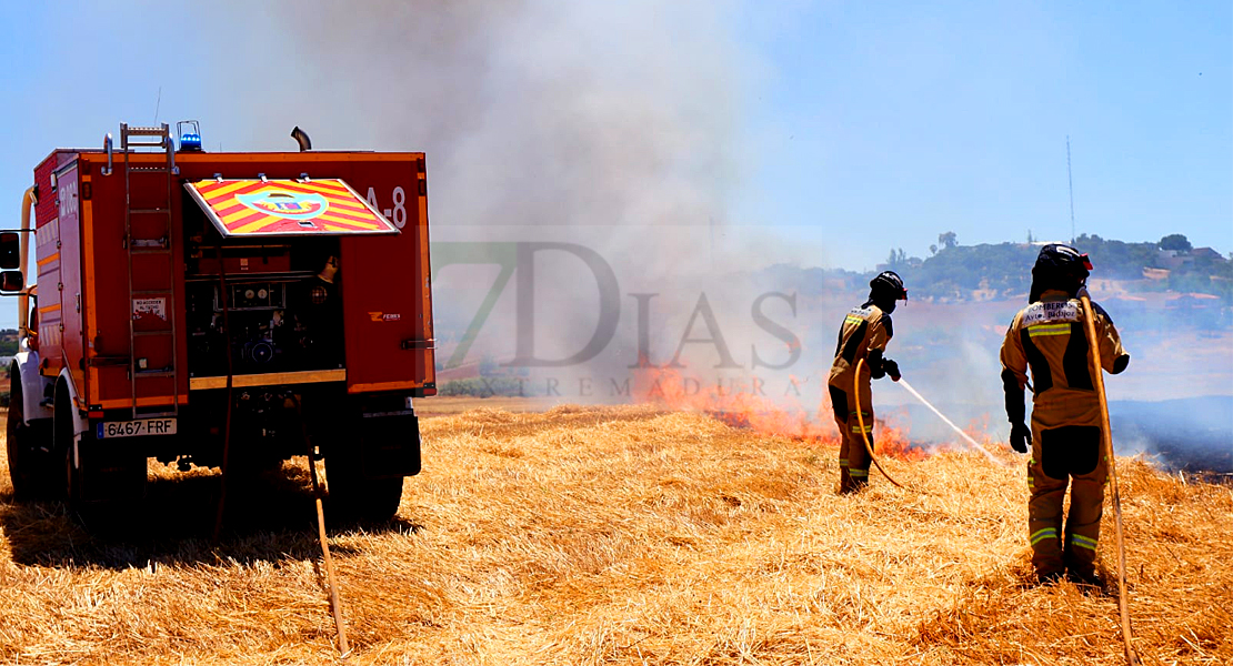 Los Bomberos sofocan un incendio entre Suerte de Saavedra y Los Montitos (Badajoz)