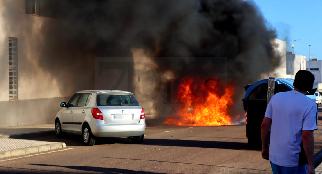 Evitan que las llamas alcancen un coche tras un incendio en un punto limpio de Badajoz