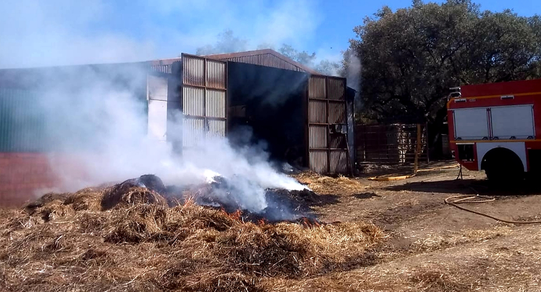 Incendio en una nave de alpacas de heno en Cabeza la Vaca