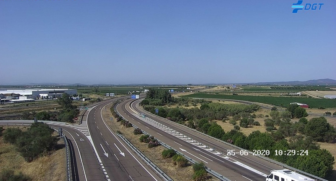 Cortan un carril en la A-5 a su paso por Extremadura por el incendio en un camión