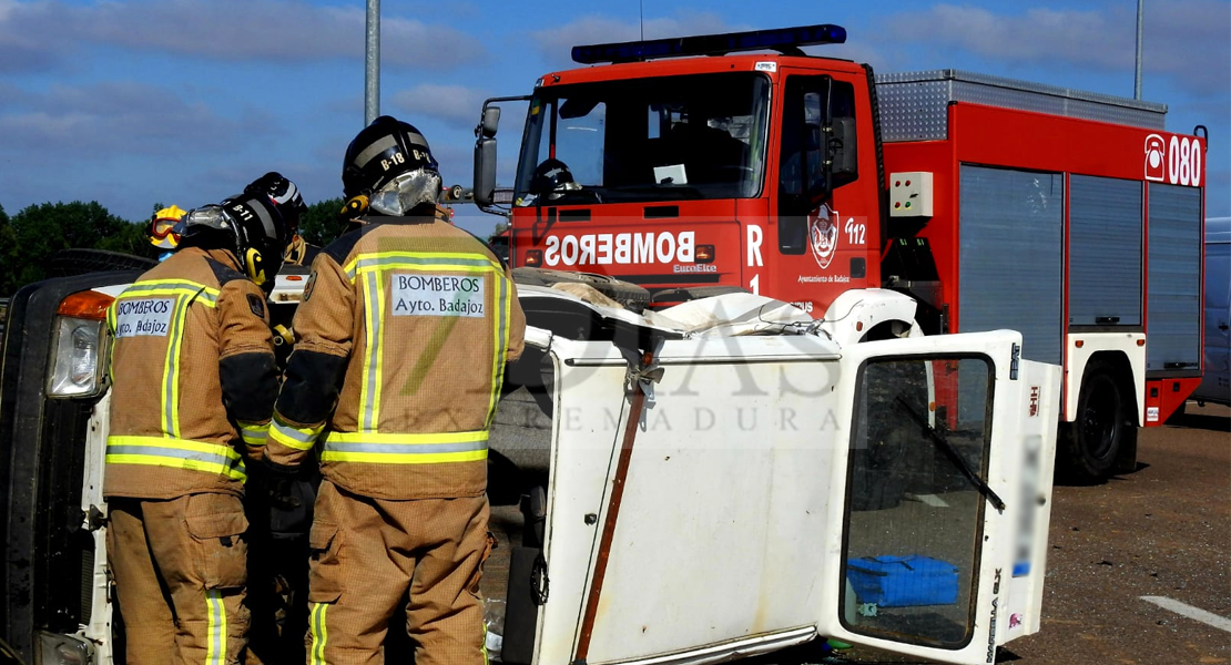 GALERÍA - Bomberos de Badajoz le salvan la vida excarcelándolo tras sufrir un grave accidente