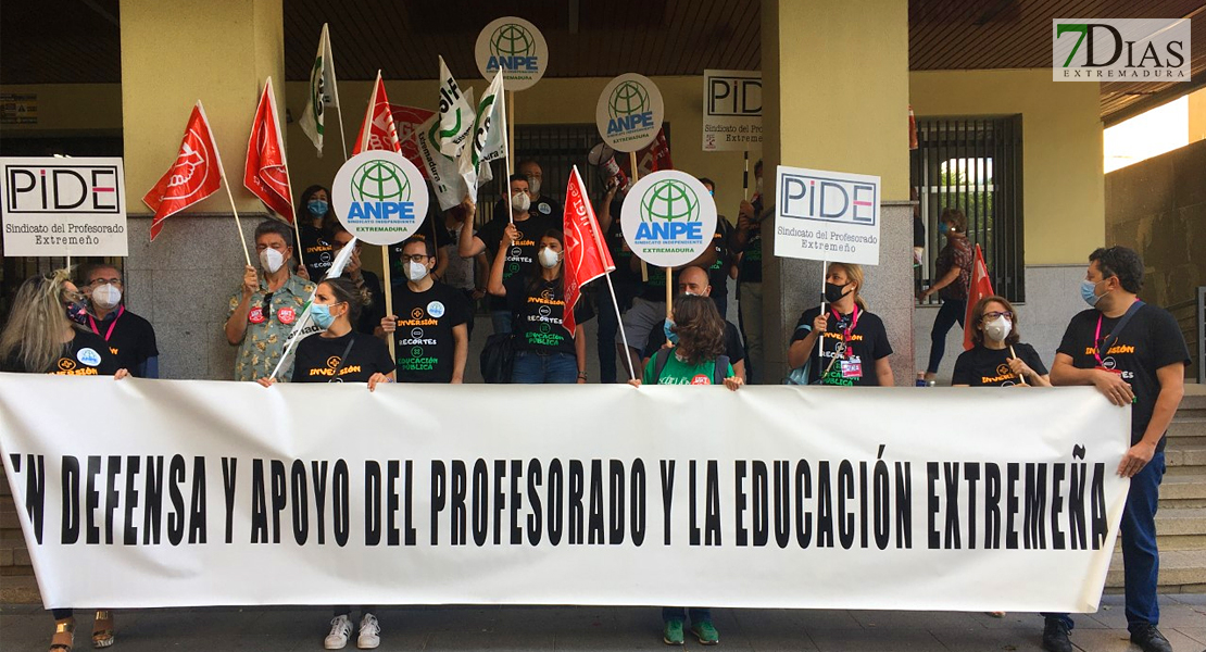 Los sindicatos se manifiestan contra los &quot;recortes&quot; de la Junta en Educación