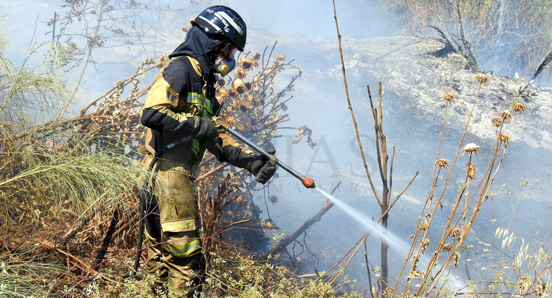 GALERÍA - Los Bomberos intervienen en un incendio que se propagaba en El Cerro Gordo (Badajoz)