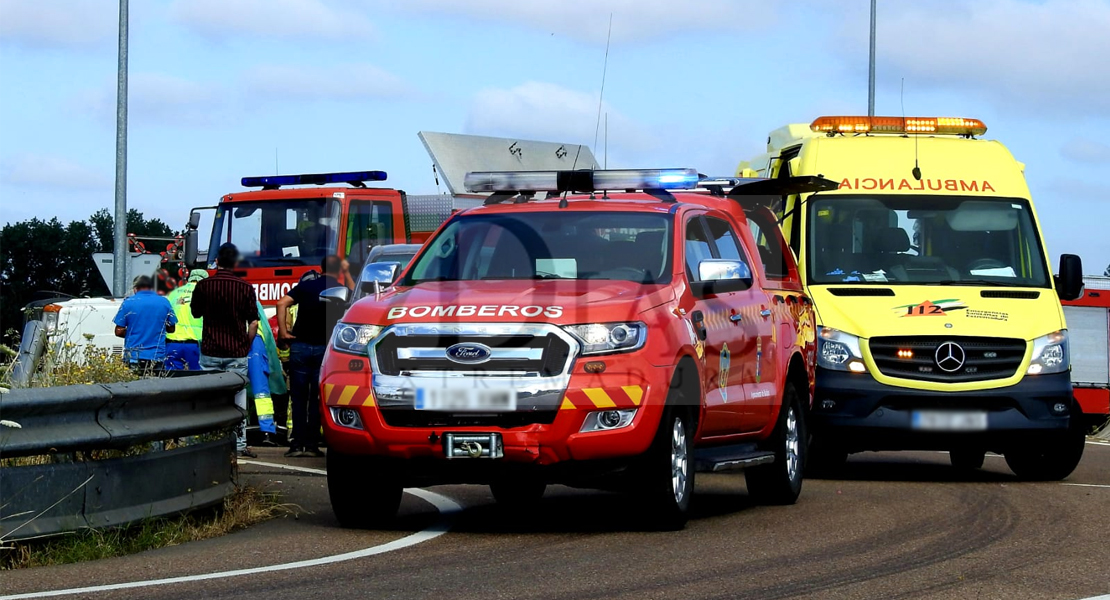 GALERÍA - Bomberos de Badajoz le salvan la vida excarcelándolo tras sufrir un grave accidente