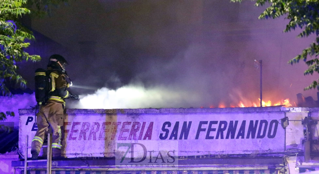 Imágenes del grave incendio que ha calcinado la ferretería Pepe en Badajoz