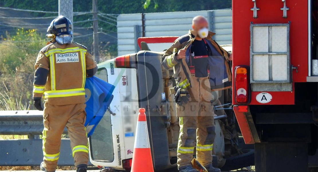 GALERÍA - Bomberos de Badajoz le salvan la vida excarcelándolo tras sufrir un grave accidente