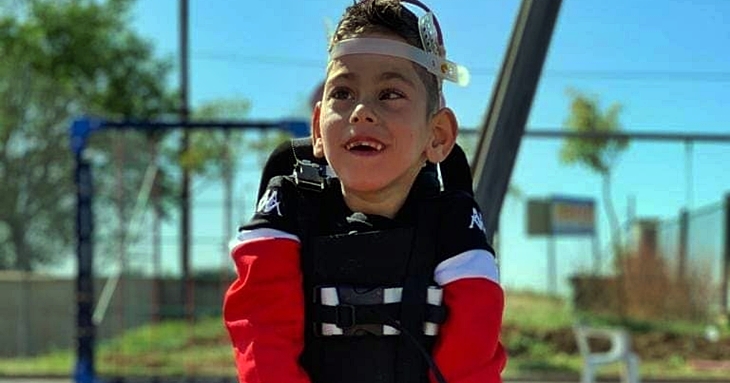 Las redes sociales se vuelcan con Pablo, un niño extremeño con parálisis cerebral
