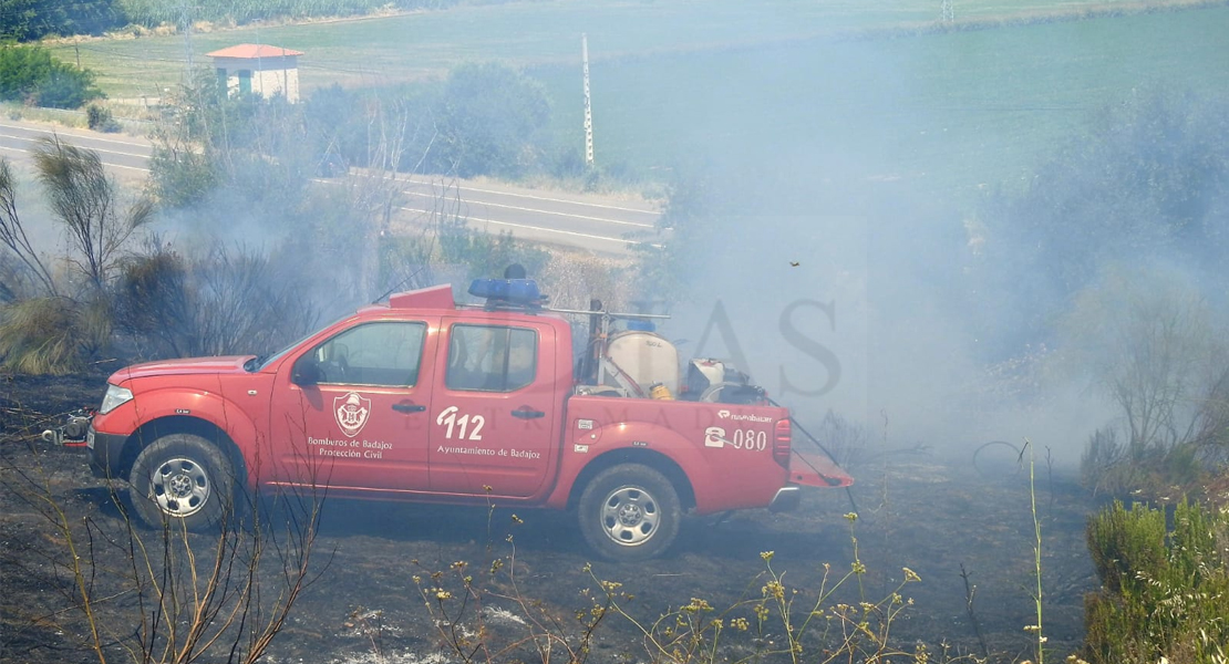 GALERÍA - Los Bomberos intervienen en un incendio que se propagaba en El Cerro Gordo (Badajoz)