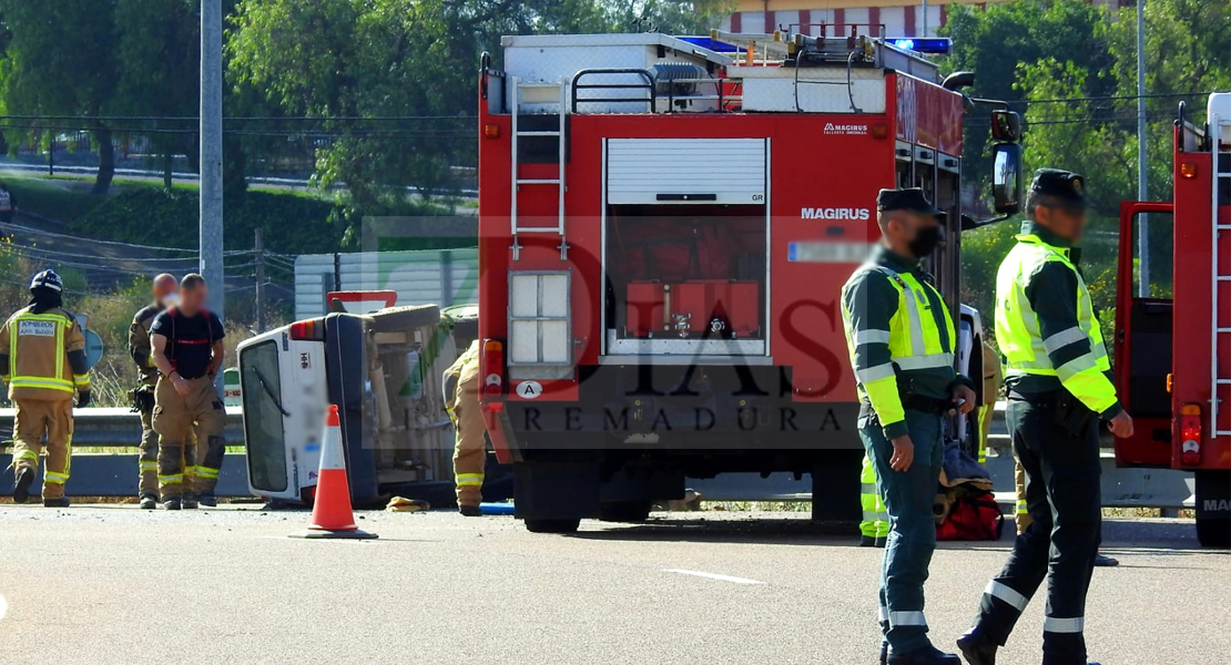 GALERÍA - Bomberos de Badajoz le salvan la vida excarcelándolo tras sufrir un grave accidente