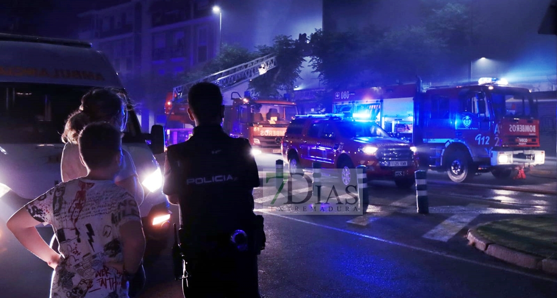 Imágenes del grave incendio que ha calcinado la ferretería Pepe en Badajoz