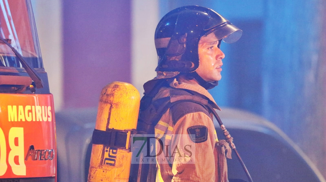 Imágenes del grave incendio que ha calcinado la ferretería Pepe en Badajoz