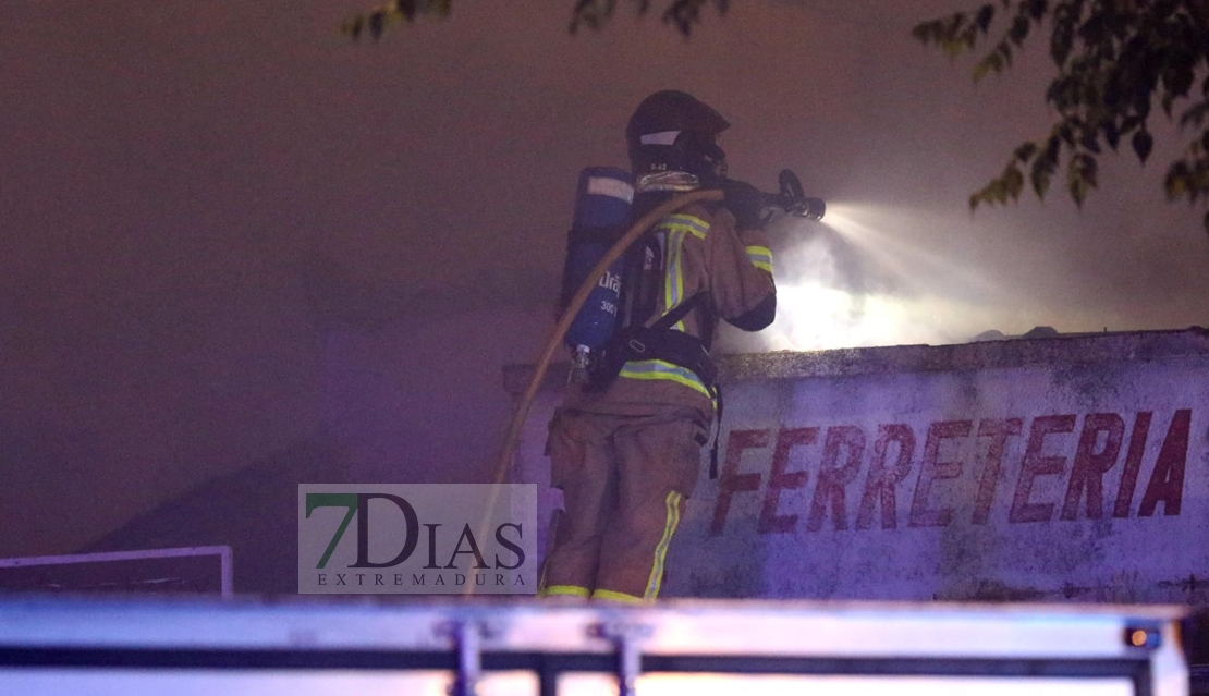 Imágenes del grave incendio que ha calcinado la ferretería Pepe en Badajoz