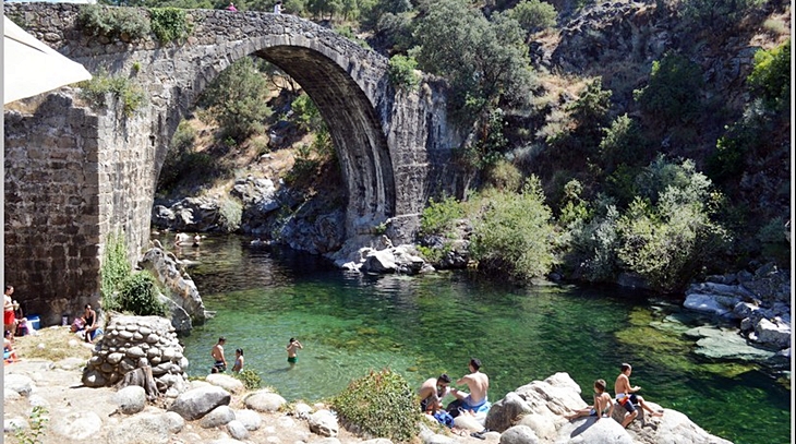 Proponen soluciones para evitar el cierre de las piscinas naturales del norte extremeño