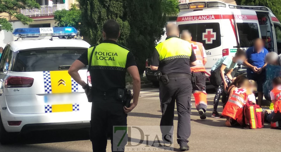 Colisión entre una moto y un turismo en el centro de Badajoz