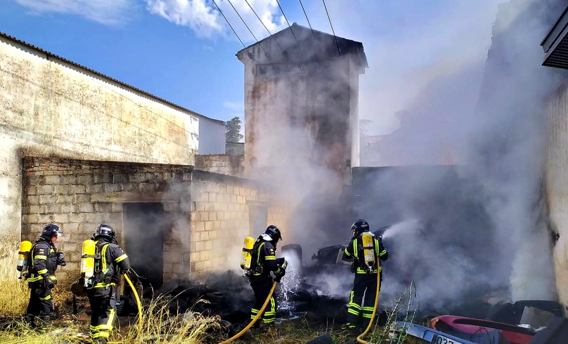 Un incendio en una nave alerta a los vecinos de Villafranca de los Barros