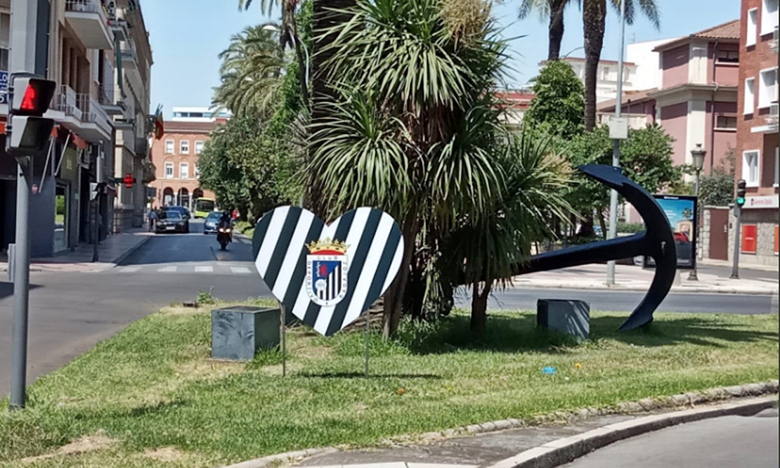 Los pacenses tiñen de blanco y negro la ciudad para animar al CD Badajoz