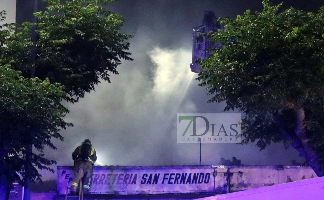 Imágenes del grave incendio que ha calcinado la ferretería Pepe en Badajoz