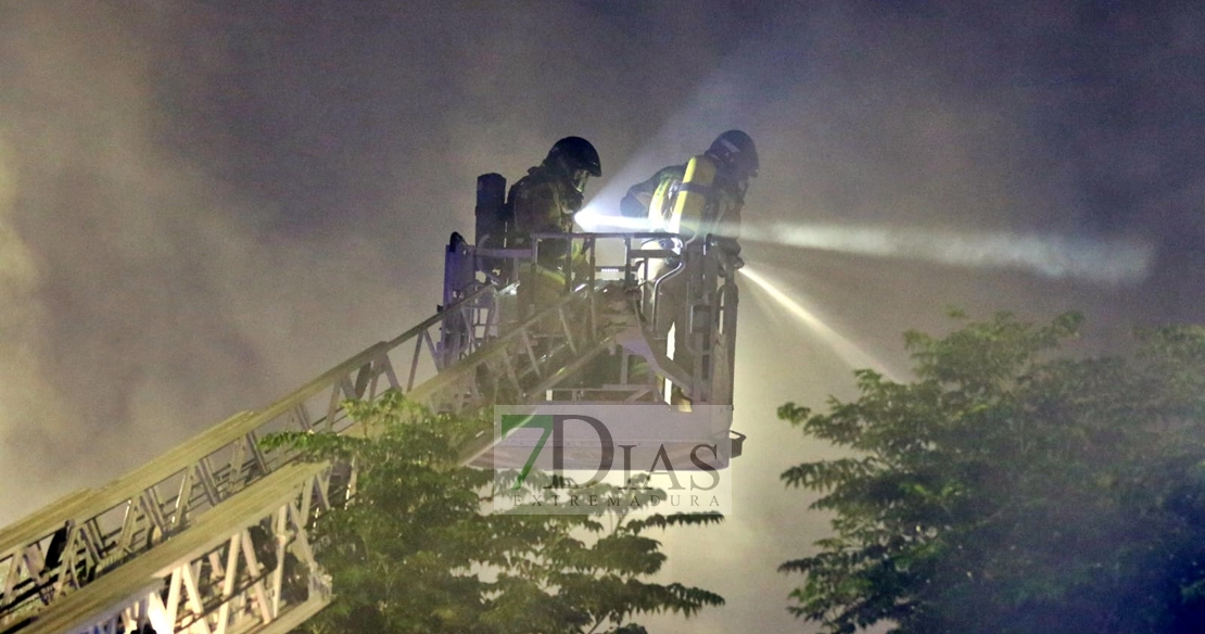 Imágenes del grave incendio que ha calcinado la ferretería Pepe en Badajoz