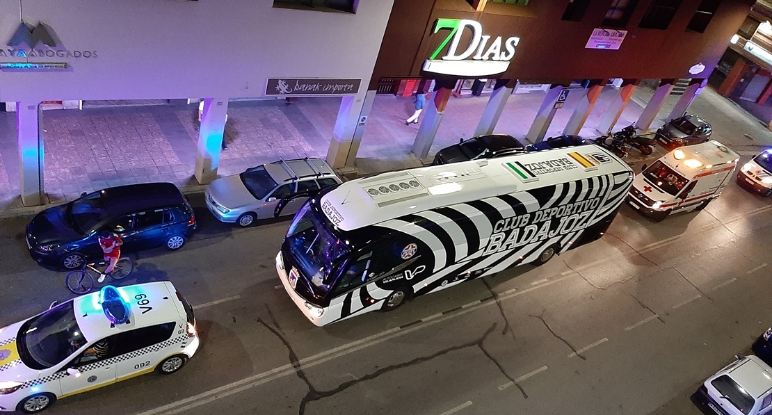 El nuevo autobús del CD. Badajoz causa sensación en su tour por la ciudad