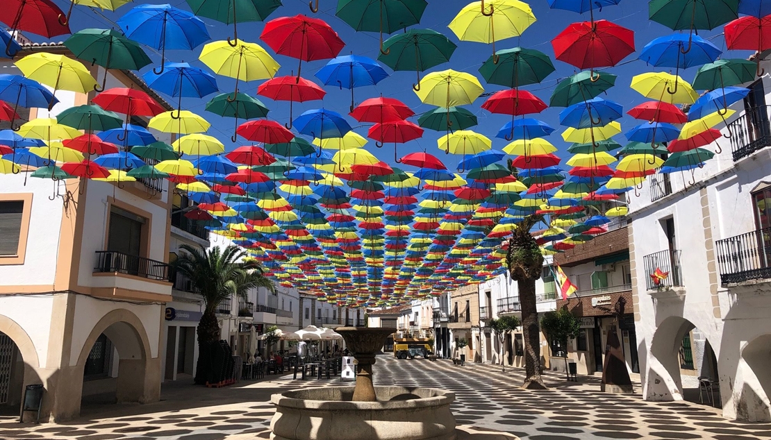 Los 1.200 paraguas de colores lucen ya en la Plaza Mayor de Malpartida de Cáceres