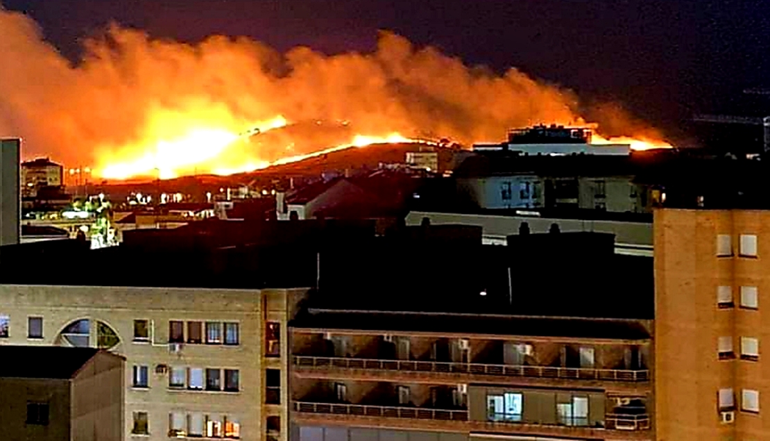 Un incendio calcina de madrugada el Cerro de los Pinos en Cáceres