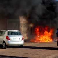 Evitan que las llamas alcancen un coche tras un incendio en un punto limpio de Badajoz