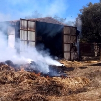 Incendio en una nave de alpacas de heno en Cabeza la Vaca