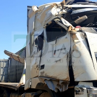 Vuelca un camión con tubos metálicos a la altura de Puebla de Obando (Badajoz)