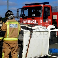 Bomberos de Badajoz le salvan la vida excarcelándolo tras sufrir un grave accidente