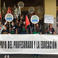 Los sindicatos se manifiestan contra los &quot;recortes&quot; de la Junta en Educación