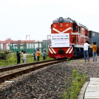 Sale de China el primer tren de suministros sanitarios con destino España