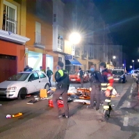 Un hombre sorprende a sus vecinos tirando muebles y objetos por el balcón en Badajoz