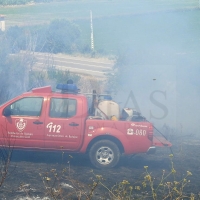 GALERÍA - Los Bomberos intervienen en un incendio que se propagaba en El Cerro Gordo (Badajoz)