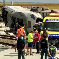 Cae a las vías del tren con su vehículo y provoca un accidente mortal