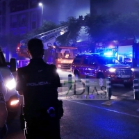 Un grave incendio calcina la ferretería Pepe en Badajoz
