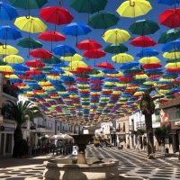 Los 1.200 paraguas de colores lucen ya en la Plaza Mayor de Malpartida de Cáceres
