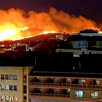 Un incendio calcina de madrugada el Cerro de los Pinos en Cáceres