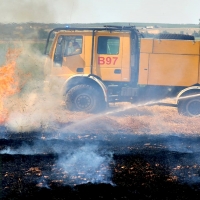 Incendio en campos de cultivo de la carretera de Olivenza a Badajoz