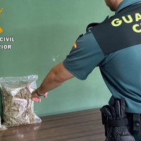 Arroja droga por la ventana e intenta huir de la Guardia Civil en la provincia de Cáceres